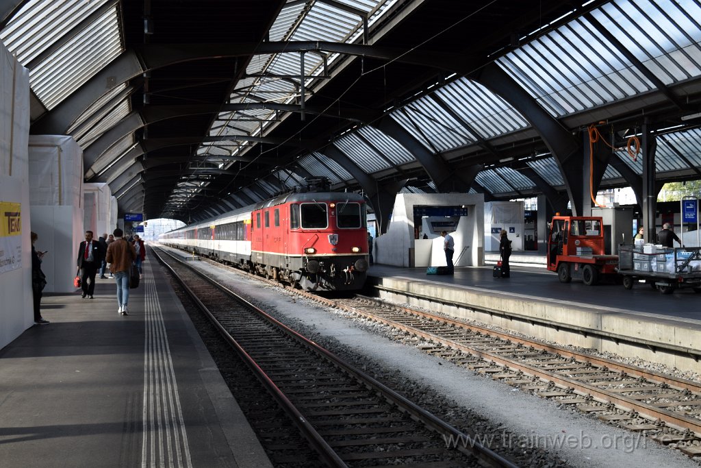 5146-0036-081018.jpg - SBB-CFF Re 4/4'' 11181 (Re 420.181-0)  (Re 91 85 4 420 181-0 CH-SBB) / Zürich HB 8.10.2018