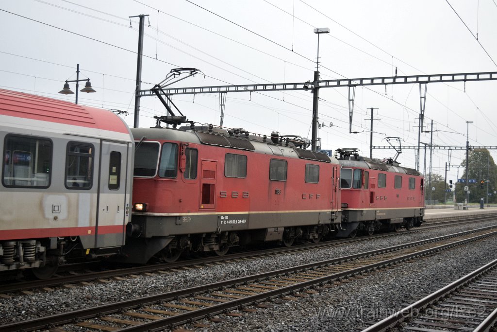 8250-0048-311022.jpg - SBB-CFF Re 4/4'' 11181 (Re 420.181-0)  (Re 91 85 4 420 181-0 CH-SBB) + SBB-CFF Re 4/4'' 11193 (Re 420.193-5)  (Re 91 85 4 420 193-5 CH-SBB) / Pfäffikon SZ 31.10.2022