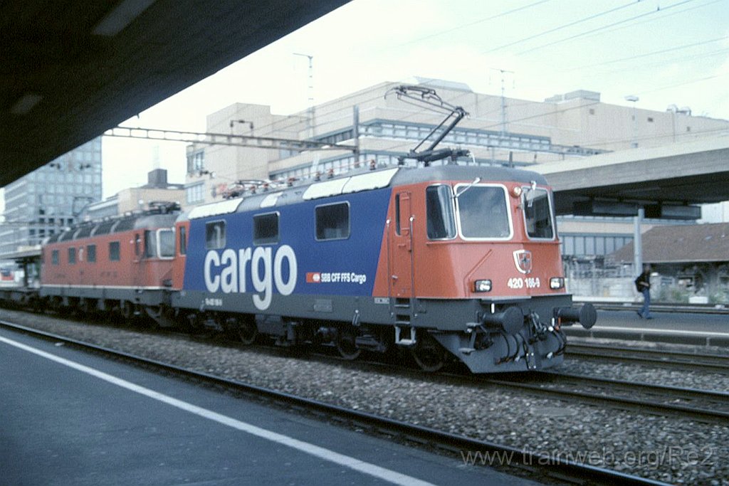 0989-0031.jpg - SBBC Re 420.186-9 + SBB-CFF Re 6/6 11620 ''Wangen bei Olten'' / Zürich-Altstetten 29.8.2004