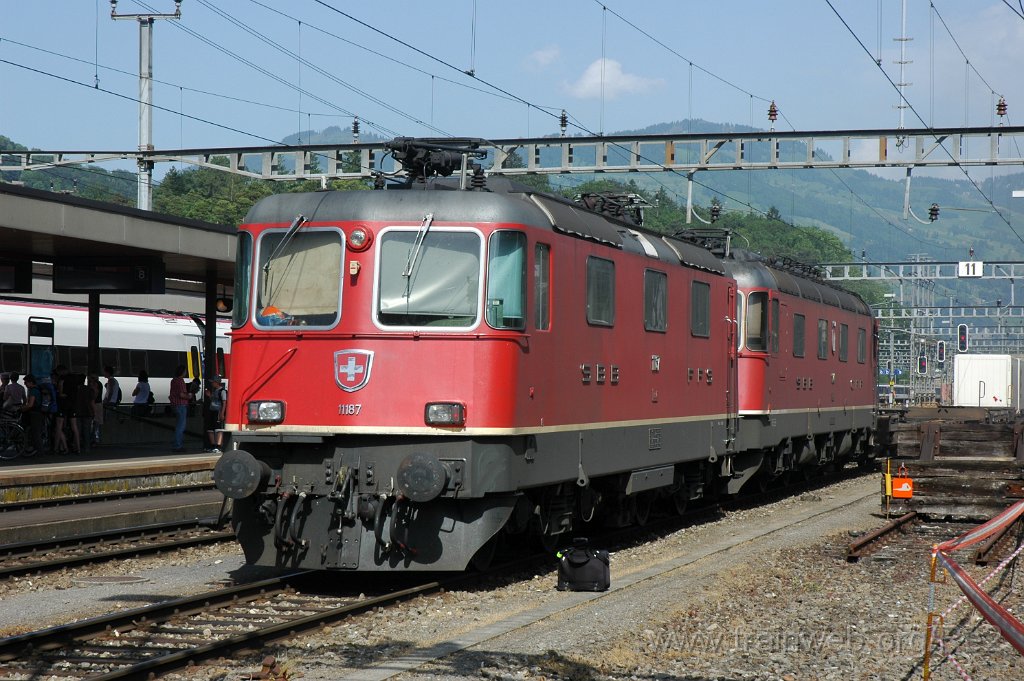 1674-0003-240509.jpg - SBB-CFF Re 4/4'' 11187 + SBB-CFF Re 6/6 11641 ''Moutier'' / Arth-Goldau 24.5.2009