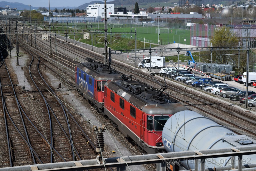 3853-0025-040416.jpg - SBBC Re 421.393-0 (Re 91 85 4 421 393-0 CH-SBBC) + SBB-CFF Re 4/4'' 11189 / Zürich-Mülligen (Hermetschloobrücke) 4.4.2016