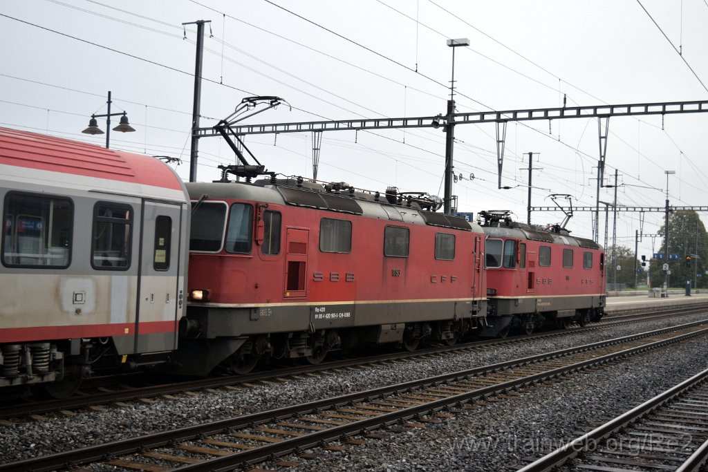 8250-0048-311022.jpg - SBB-CFF Re 4/4'' 11181 (Re 420.181-0)  (Re 91 85 4 420 181-0 CH-SBB) + SBB-CFF Re 4/4'' 11193 (Re 420.193-5)  (Re 91 85 4 420 193-5 CH-SBB) / Pfäffikon SZ 31.10.2022