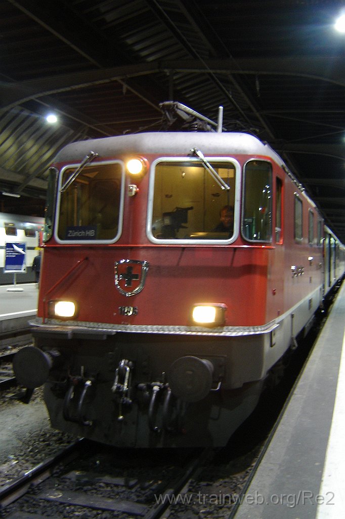 1007-0026-080105.jpg - SBB-CFF Re 4/4'' 11196 / Zürich HB 8.1.2005