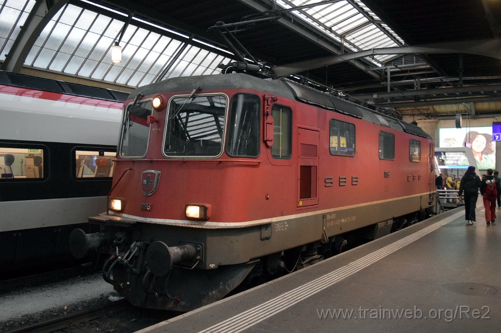 10076-0021-111025.jpg - SBB-CFF Re 4/4'' 11196 (Re 420.196-8)  (Re 91 85 4 420 196-8 CH-SBB) / Zürich HB 11.10.2025