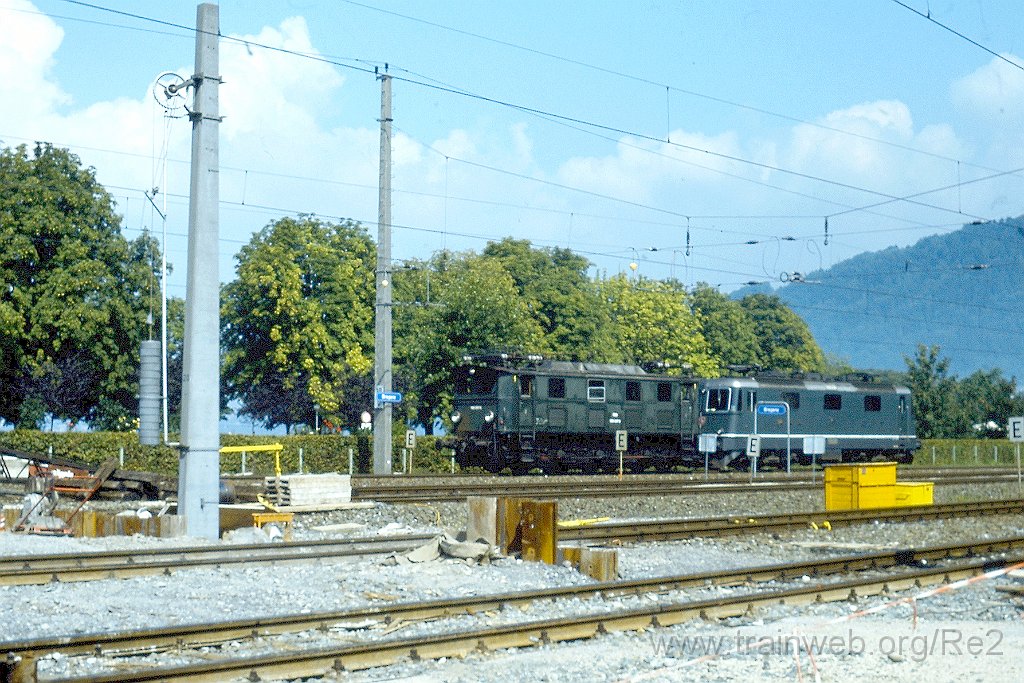 0198-0018-s.jpg - SBB-CFF Re 4/4'' 11200 + ÖBB 1180.007-5 / Bregenz Hbf 10.9.1988