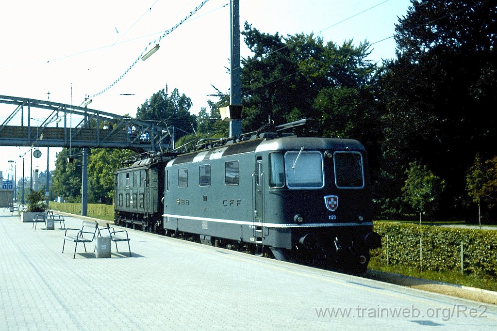 0198-0021-s.jpg - SBB-CFF Re 4/4'' 11200 + ÖBB 1180.007-5 / Bregenz Hbf 10.9.1988