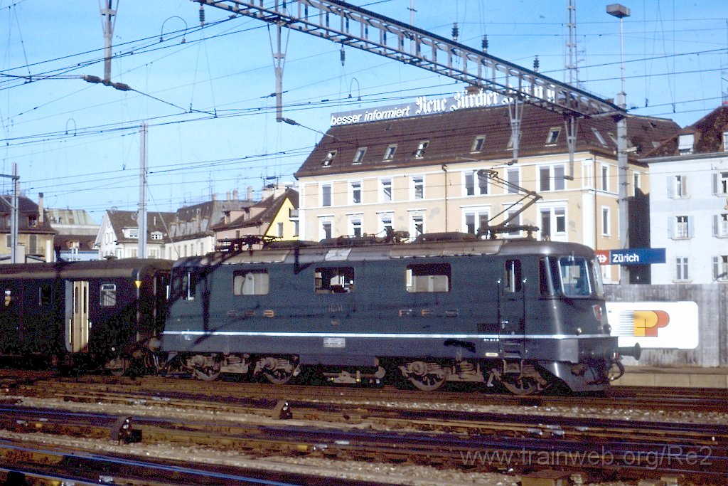 0267-0002.jpg - SBB-CFF Re 4/4'' 11200 / Zürich HB 16.12.1989