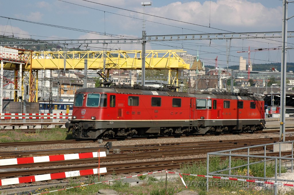 2102-0032-260411.jpg - SBB-CFF Re 4/4'' 11200 + SBB-CFF Re 4/4'' 11129 / Zürich HB 26.4.2011