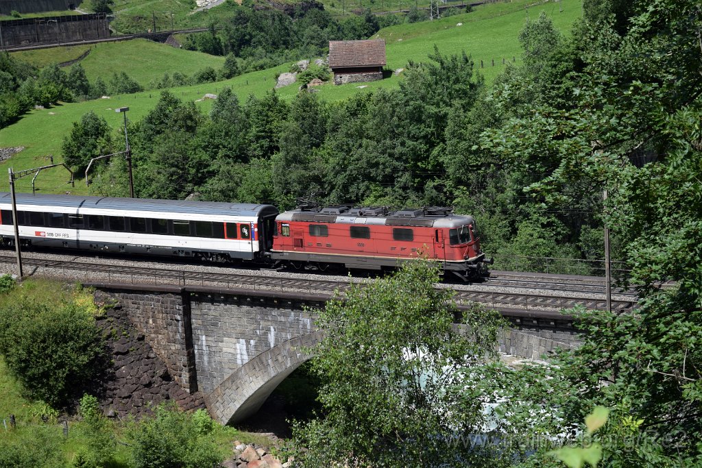 3983-0019-070716.jpg - SBB-CFF Re 4/4'' 11200 (Re 420.200-8)  (Re 91 85 4 420 200-8 CH-SBB) / Wassen (Wattinger Kurve) 7.7.2016