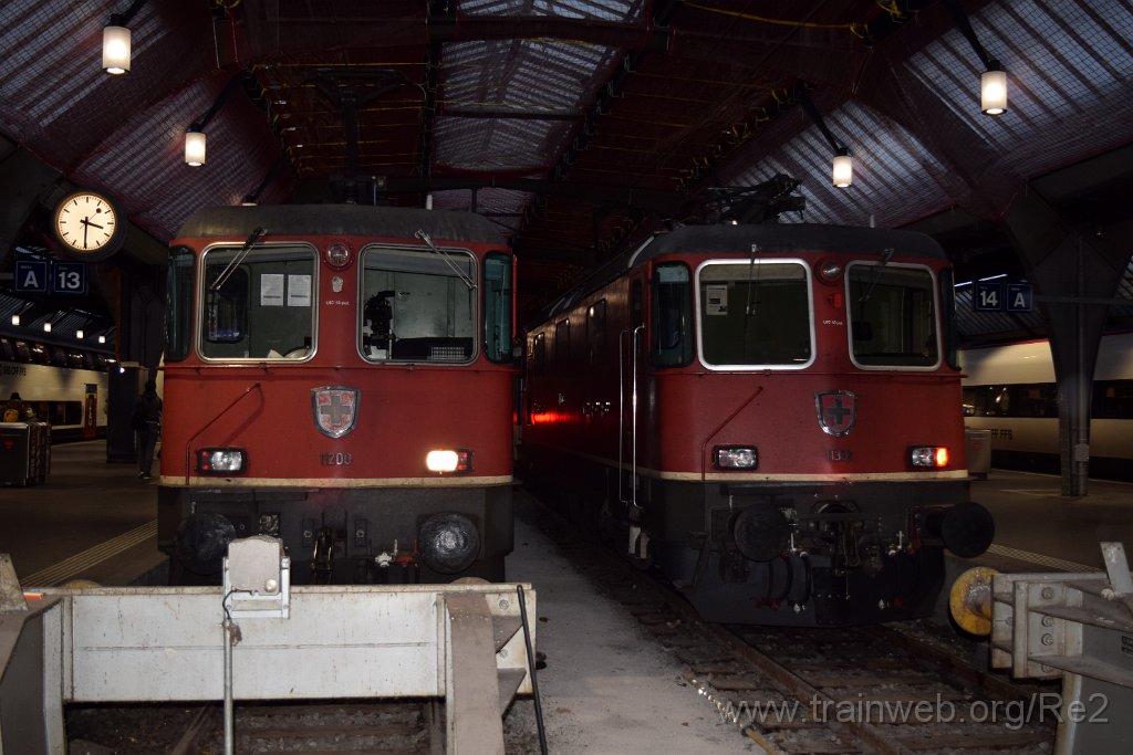 7249-0005-291220.jpg - SBB-CFF Re 4/4'' 11200 (Re 420.200-8)  (Re 91 85 4 420 200-8 CH-SBB) + SBB-CFF Re 4/4'' 11302 (Re 420.302-2)  (Re 91 85 4 420 302-2 CH-SBB) / Zürich HB 29.12.2020