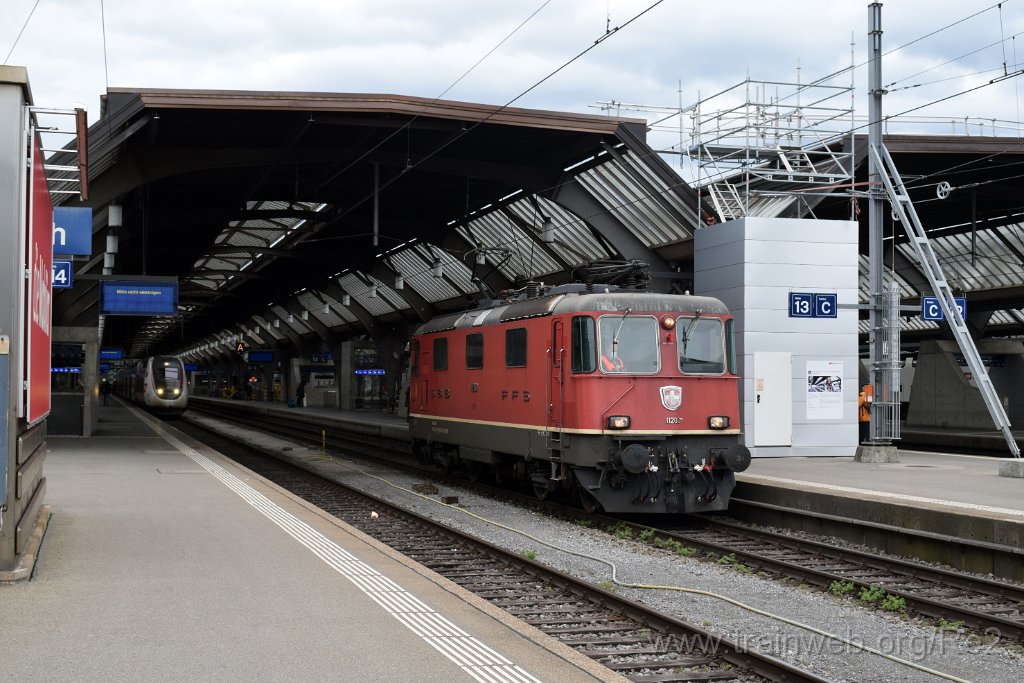 7955-0040-080422.jpg - SBB-CFF Re 4/4'' 11200 (Re 420.200-8)  (Re 91 85 4 420 200-8 CH-SBB) + SNCF TGV 310.036 / 4718 (93 87 0310 036-3 F-SNCF) / Zürich HB 8.4.2022
