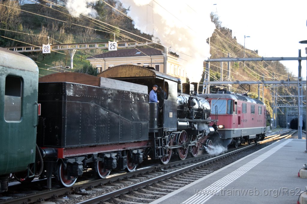 9586-0020-020325.jpg - SBB-CFF Re 4/4'' 11200 (Re 420.200-8)  (Re 91 85 4 420 200-8 CH-SBB) + Verbano-Express / FS 625.116 (90 85  0625 116-8 CH-AVEXP) / Bellinzona 2.3.2025