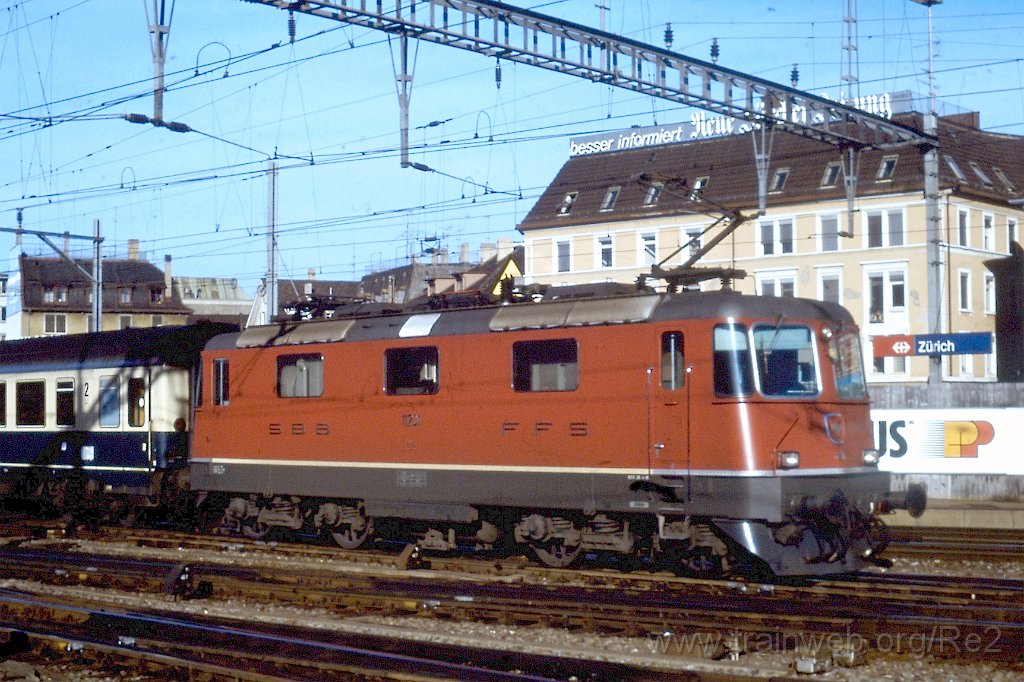 0267-0003.jpg - SBB-CFF Re 4/4'' 11201 / Zürich HB 16.12.1989
