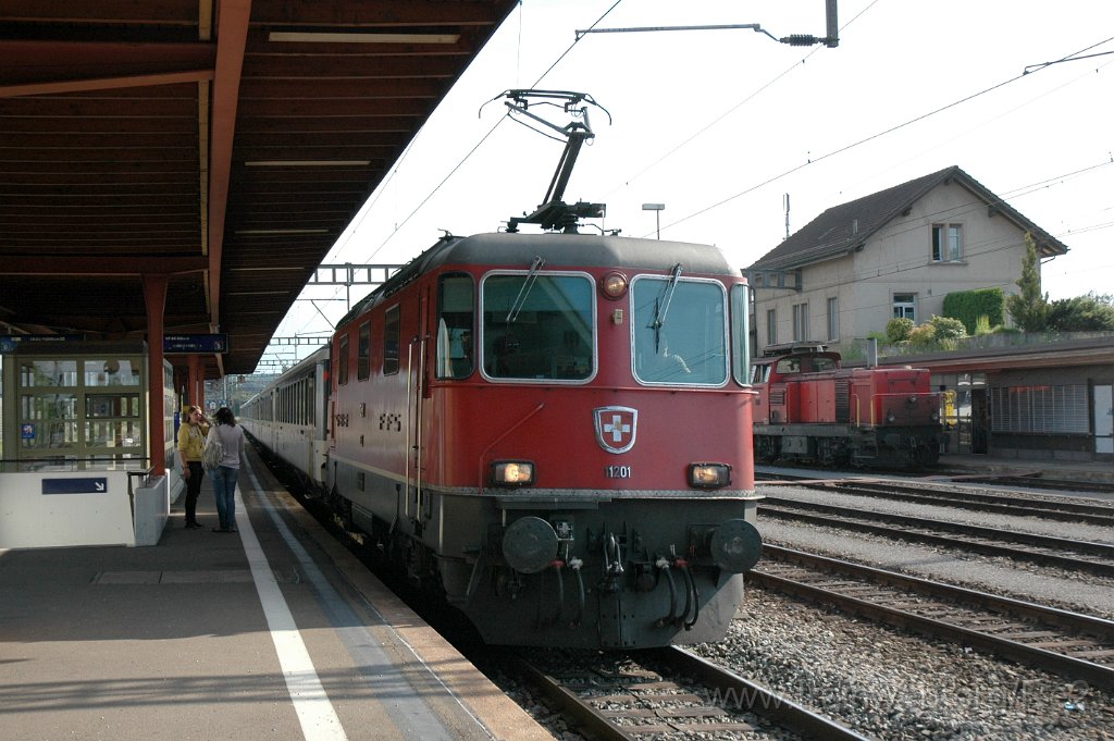2136-0029-150611.jpg - SBB-CFF Re 4/4'' 11201 + SBB-CFF Bm 4/4 18422 / Niederglatt 15.6.2011