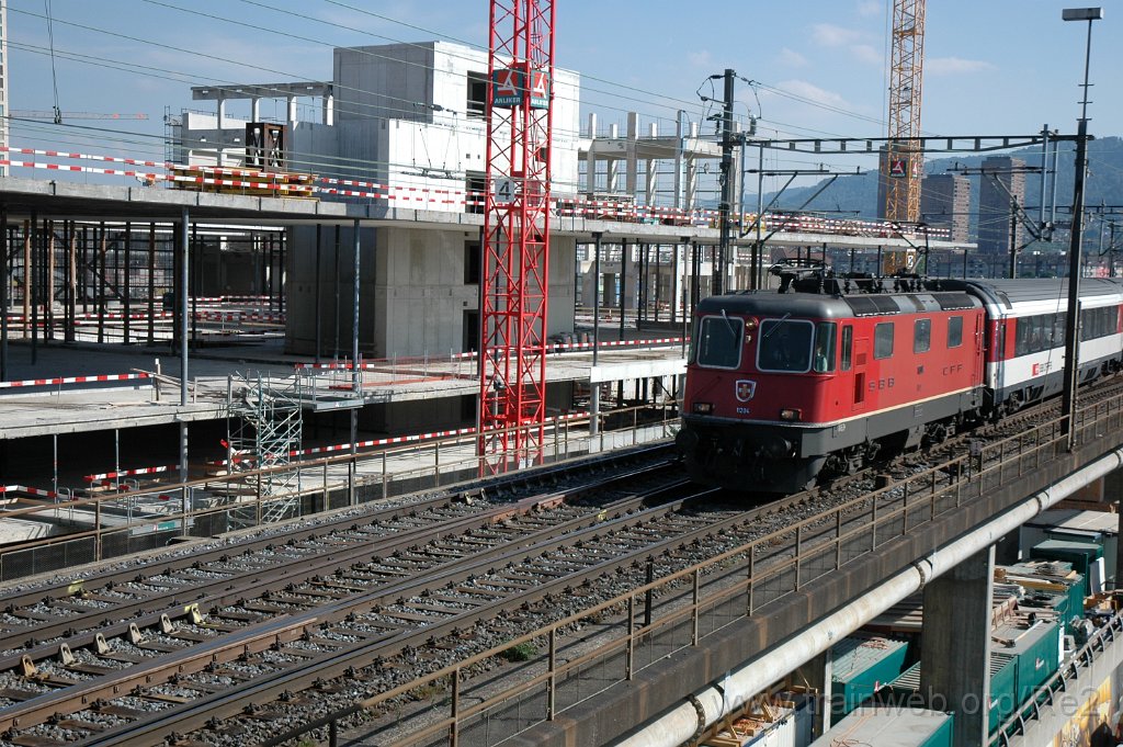 2123-0015-230511.jpg - SBB-CFF Re 4/4'' 11204 / Zürich (Käferbergbrücke) 23.5.2011