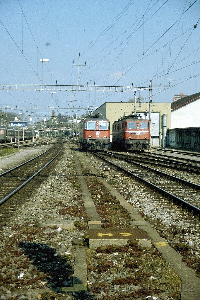 0662-0020.jpg - SBB-CFF Re 4/4'' 11206 + SBB-CFF Ae 6/6 11401 ''Ticino'' / Rorschach 23.4.1997