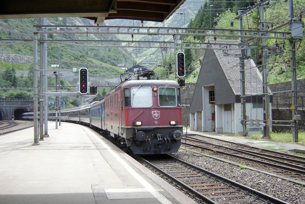 1192-0037-180606.jpg - Re 4/4" 11206 / Göschenen 18.6.2006