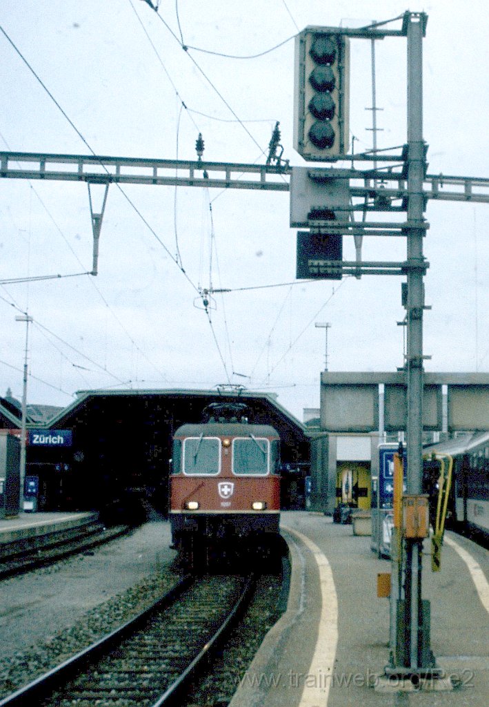 0705-0039.jpg - SBB-CFF Re 4/4'' 11207 / Zürich HB 14.3.1998