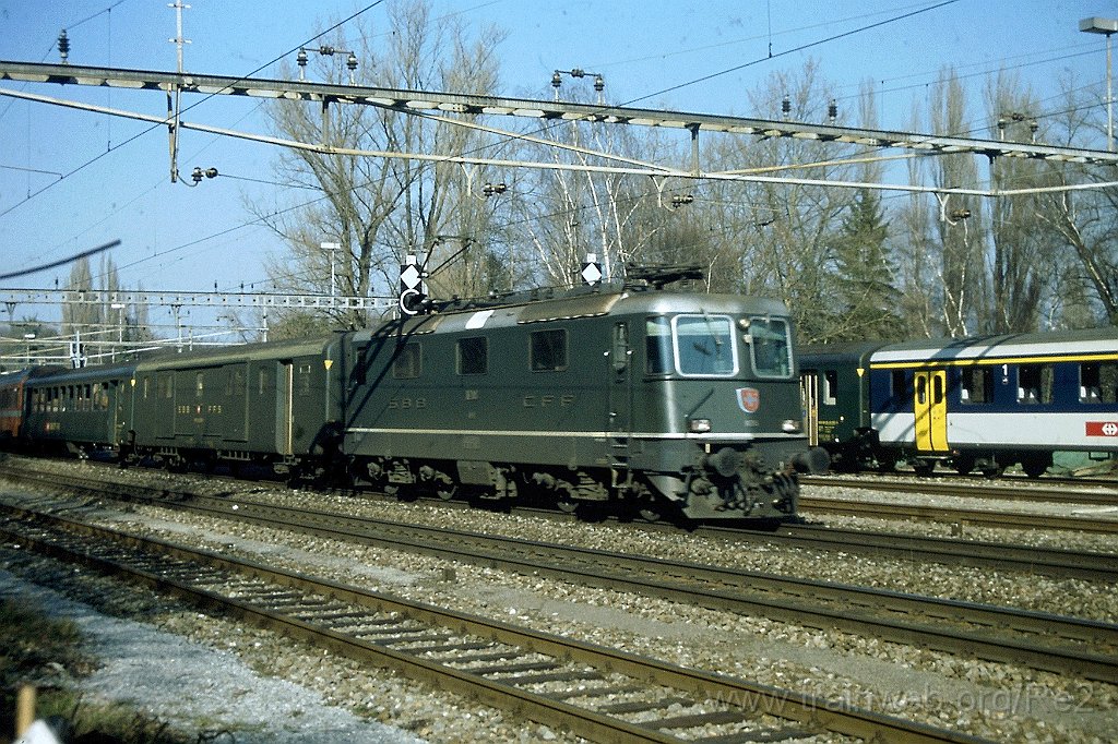 0702-0006.jpg - SBB-CFF Re 4/4'' 11208 / Zürich-Wollishofen 19.2.1998