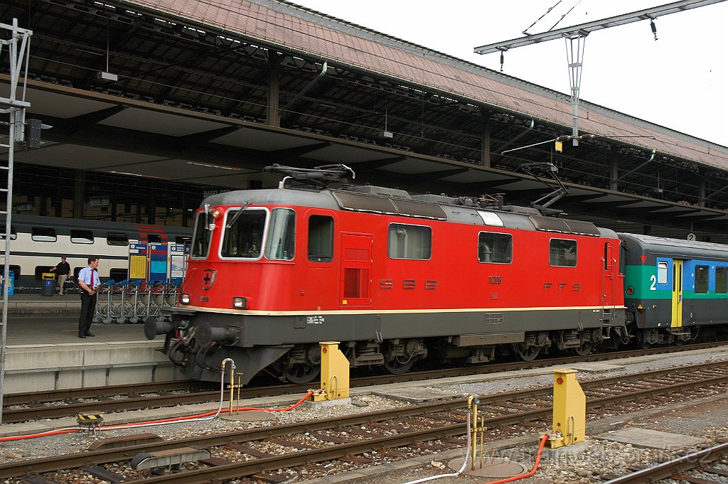 1889-0015-080610.jpg - SBB-CFF Re 4/4'' 11208 / Basel 8.6.2010