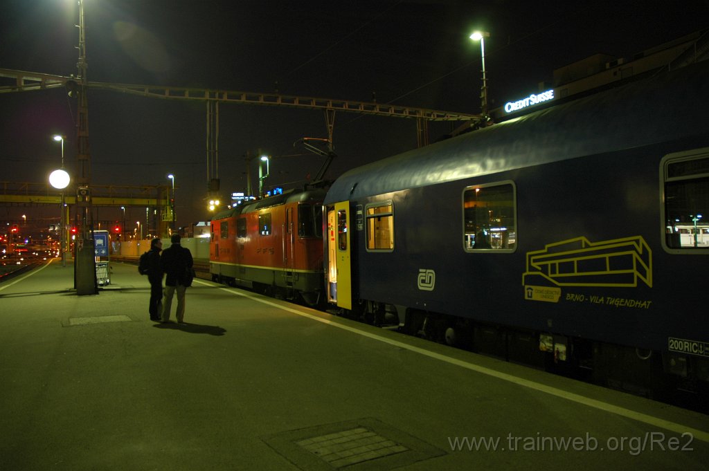 2080-0021-210311.jpg - SBB-CFF Re 4/4'' 11210 + CD WLABmz 61 54 72-91 002-0 / Zürich HB 21.3.2011