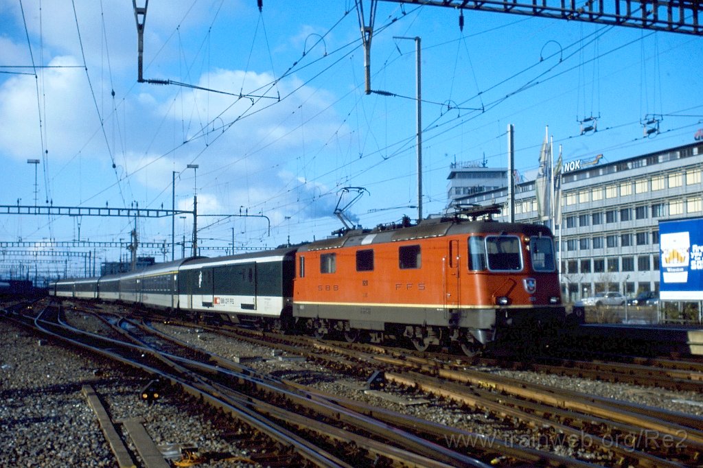 0871-0009.jpg - SBB-CFF Re 4/4'' 11211 / Zürich HB 31.12.2000