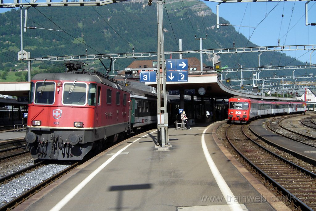 1190-0049-180606.jpg - SBB-CFF Re 4/4'' 11213 + SOB Bt 150 / Arth-Goldau 18.6.2006