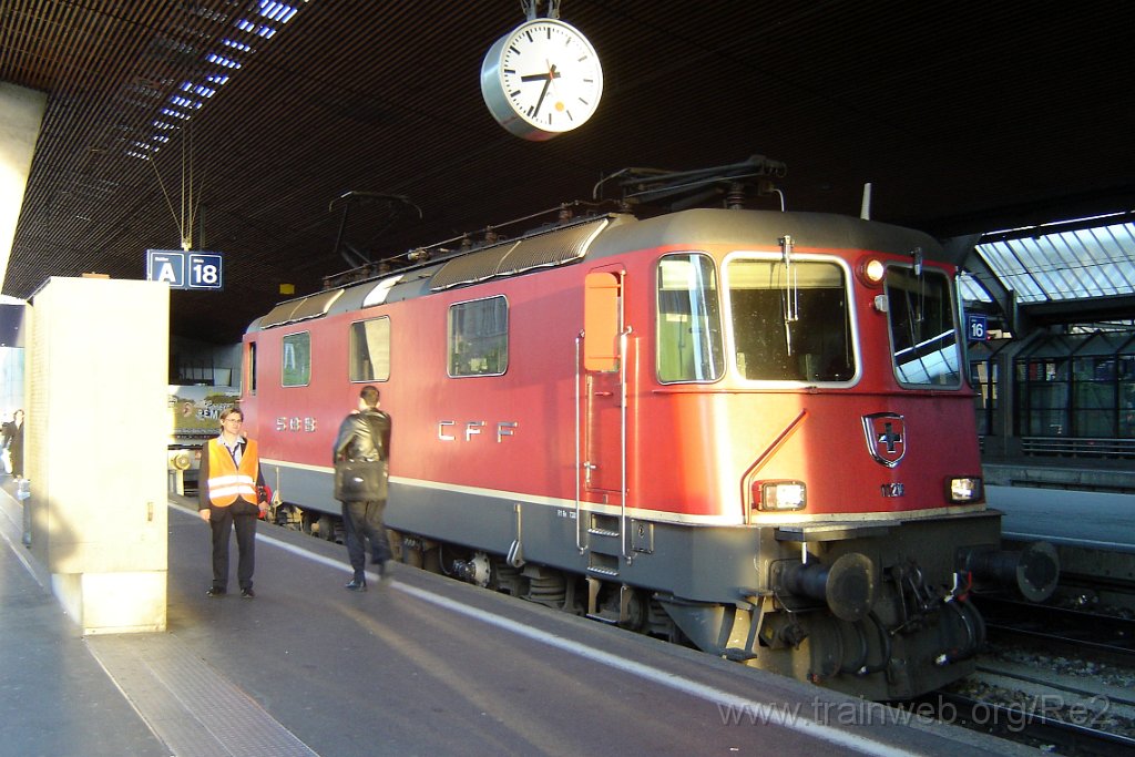 1052-0022-240505.jpg - SBB-CFF Re 4/4'' 11216 / Zürich HB 24.5.2005