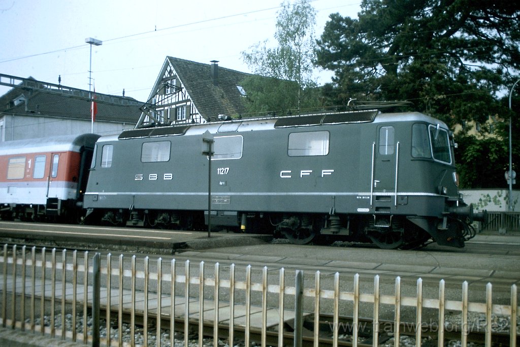 0667-0035.jpg - SBB-CFF Re 4/4'' 11217 / Wädenswil 23.5.1997