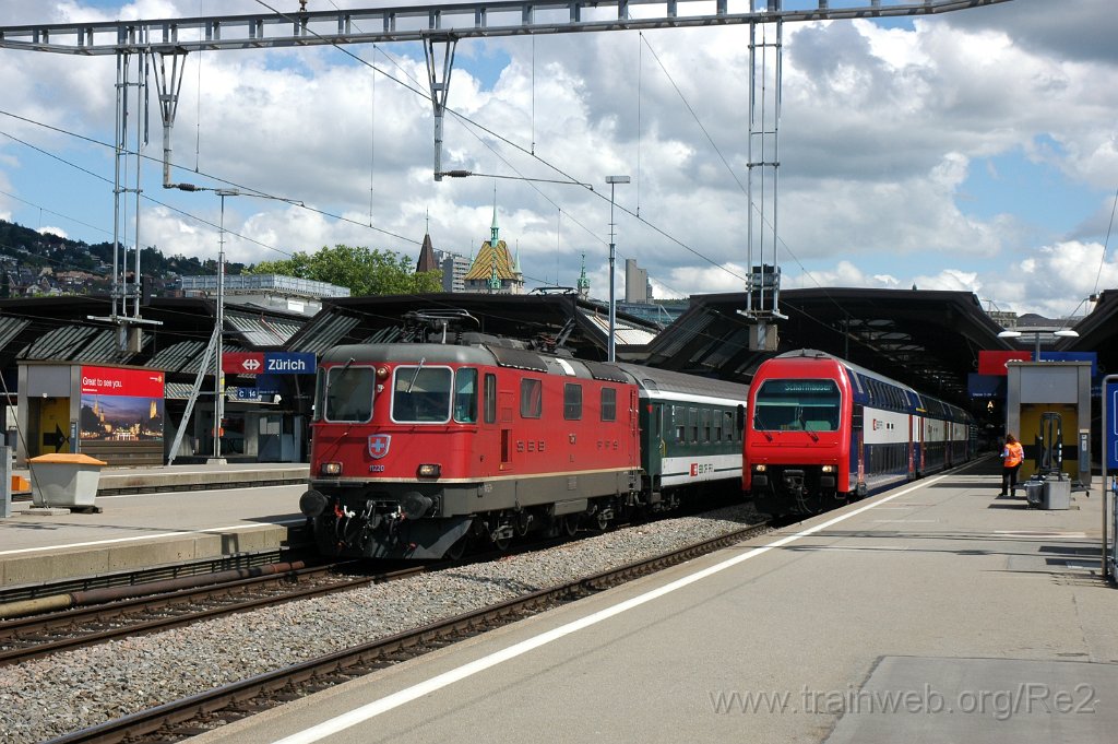 1703-0023-250709.jpg - SBB-CFF Re 4/4'' 11220 + SBB-CFF Bt (DPZ) 50 85 26-33 969-4 / Zürich HB 25.7.2009