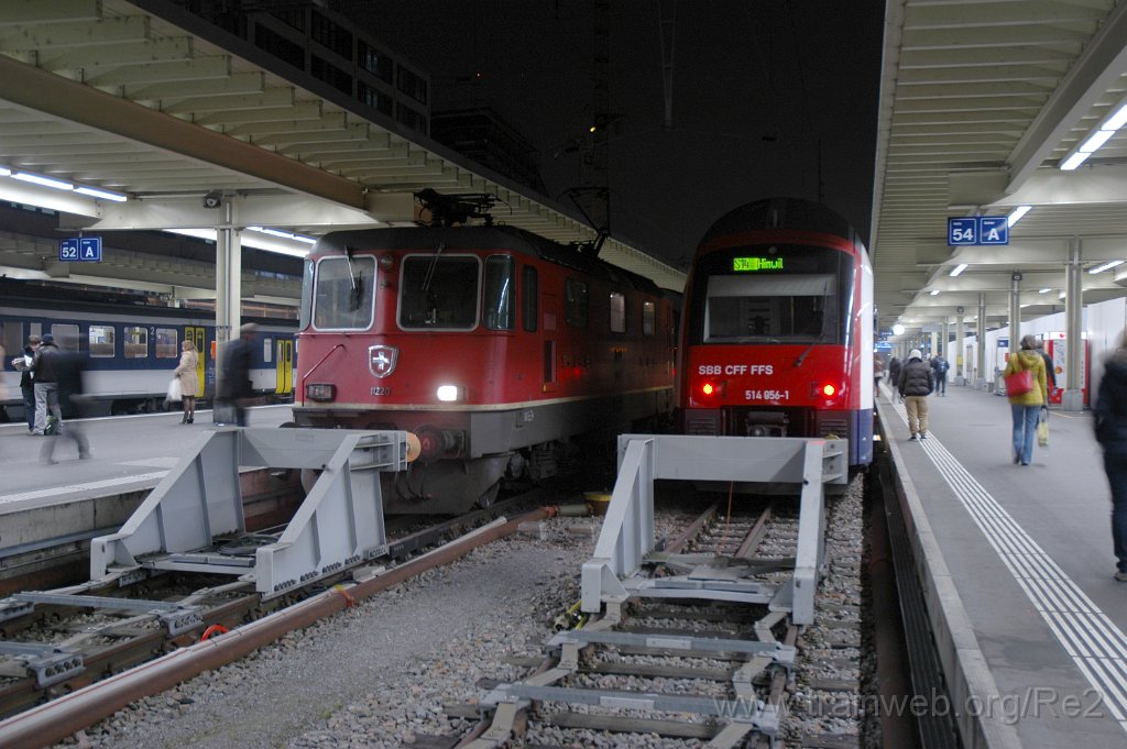2261-0041-221111.jpg - SBB-CFF Re 4/4'' 11220 + SBB-CFF RABe 514.056-1 / Zürich HB 22.11.2011