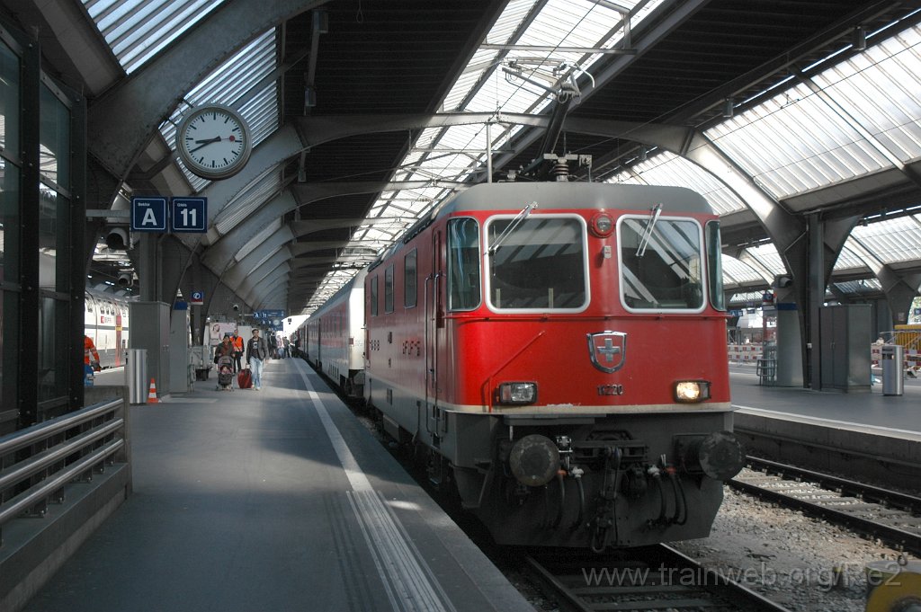 2435-0045-140612.jpg - SBB-CFF Re 4/4'' 11220 / Zürich HB 14.6.2012