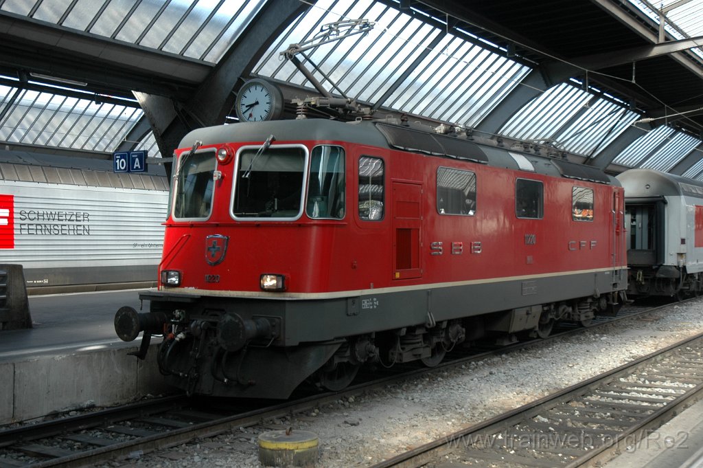 2435-0046-140612.jpg - SBB-CFF Re 4/4'' 11220 / Zürich HB 14.6.2012
