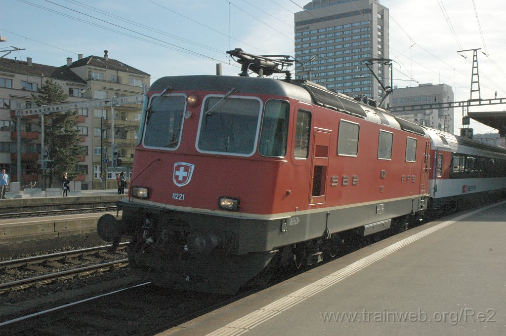 2087-0031-010411.jpg - SBB-CFF Re 4/4'' 11221 / Zürich-Oerlikon 1.4.2011