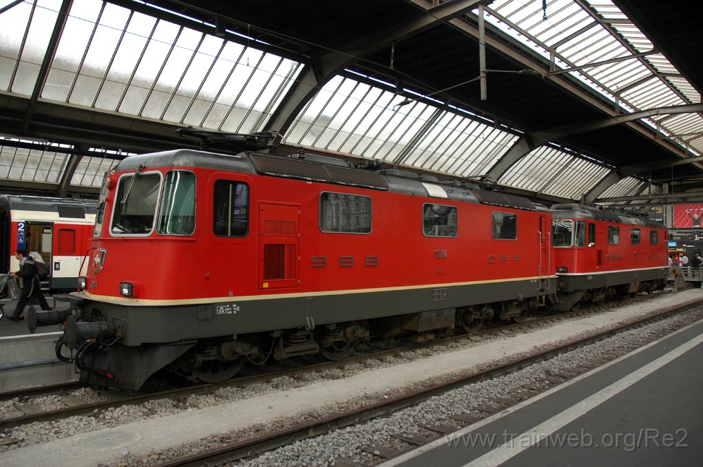 1951-0045-220710.jpg - SBB-CFF Re 4/4'' 11224 + SBB-CFF Re 4/4'' 11151 / Zürich HB 22.7.2010