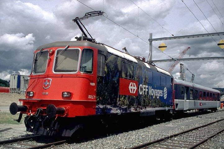 0725-25W.JPG - SBB-CFF Re 4/4'' 11228 ''Kuoni'' / Allmend Brunau (Baustelle Zimmerbergtunnel) 11.7.1998