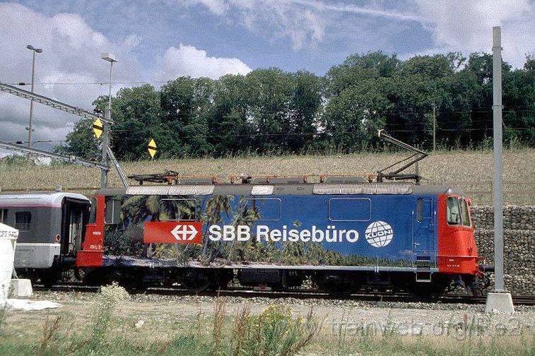 0725-29W.JPG - SBB-CFF Re 4/4'' 11228 ''Kuoni'' / Allmend Brunau (Baustelle Zimmerbergtunnel) 11.7.1998