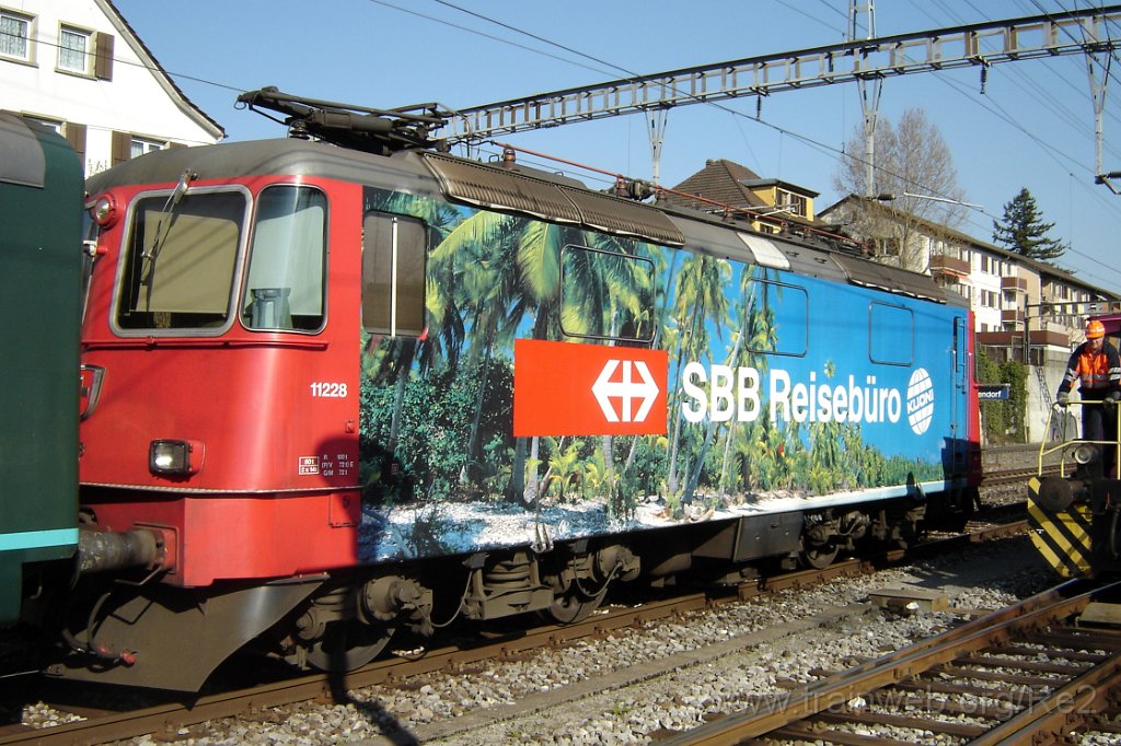 1024-0008-010405.jpg - SBB-CFF Re 4/4'' 11228 ''Kuoni'' / Dübendorf 1.4.2005
