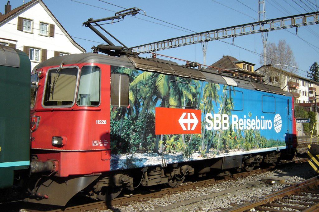 1024-0012-010405.jpg - SBB-CFF Re 4/4'' 11228 ''Kuoni'' / Dübendorf 1.4.2005