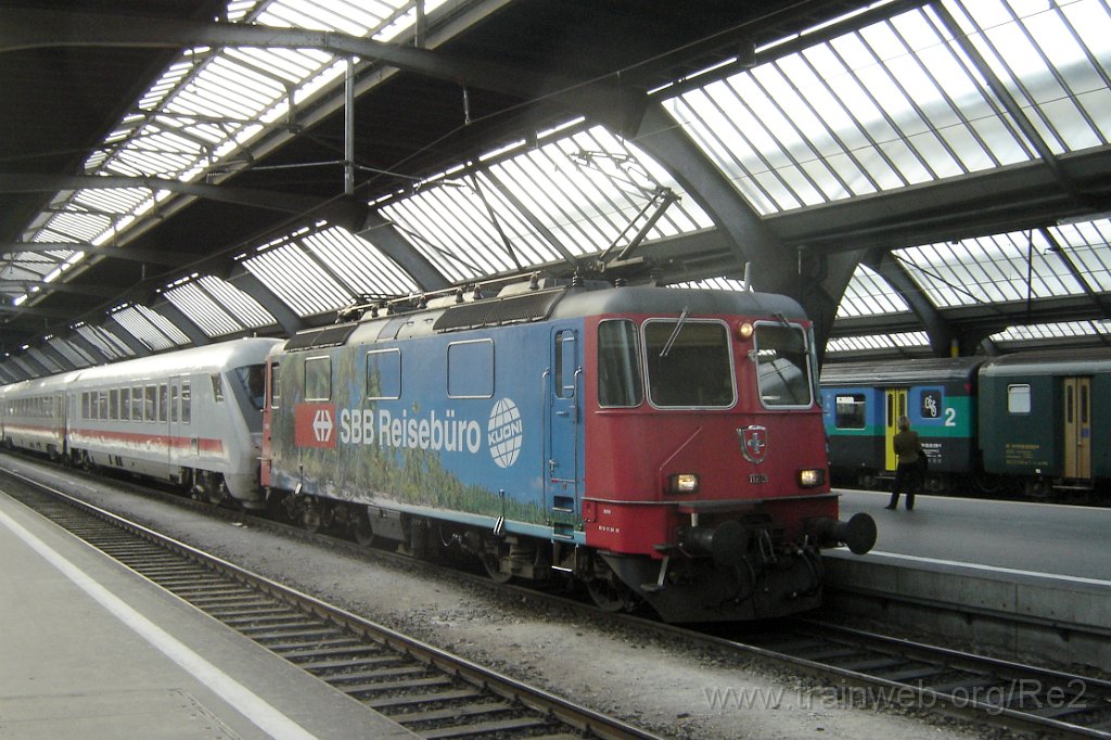 1049-0020-200505.jpg - SBB-CFF Re 4/4'' 11228 ''Kuoni'' / Zürich HB 20.5.2005