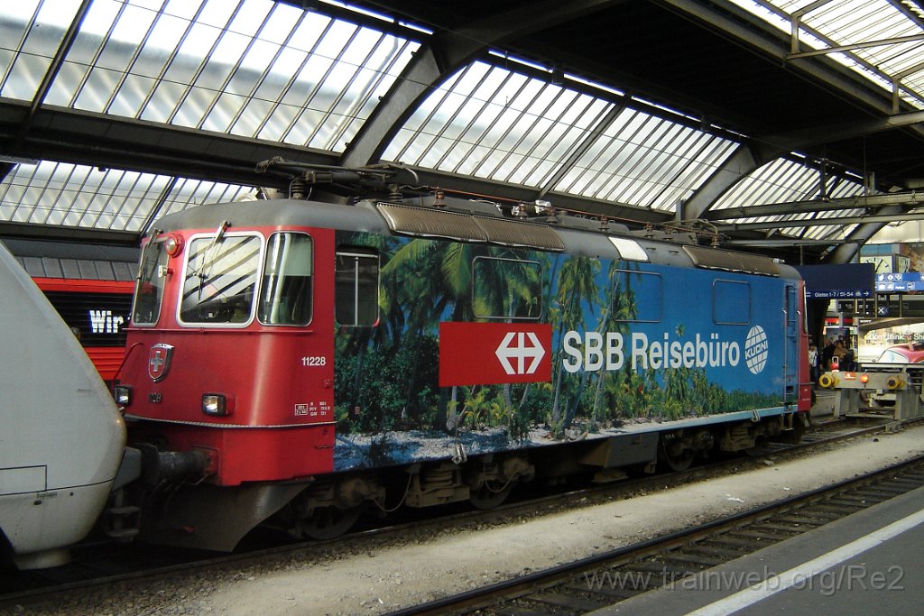 1049-0023-200505.jpg - SBB-CFF Re 4/4'' 11228 ''Kuoni'' / Zürich HB 20.5.2005