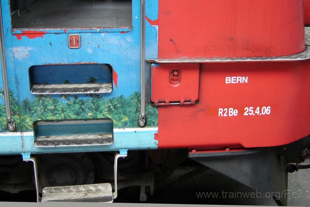 1205-0033-140706.jpg - SBB-CFF Re 4/4'' 11228 ''Kuoni'' / Zürich HB 14.7.2006