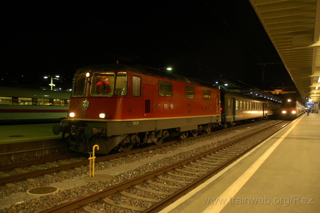 1997-0034-101010.jpg - SBB-CFF Re 4/4'' 11228 + SBB-CFF Bt (IC Dst) 903 (Bt 50 85 26-94 903-9 CH-SBB) / Zürich HB 10.10.2010