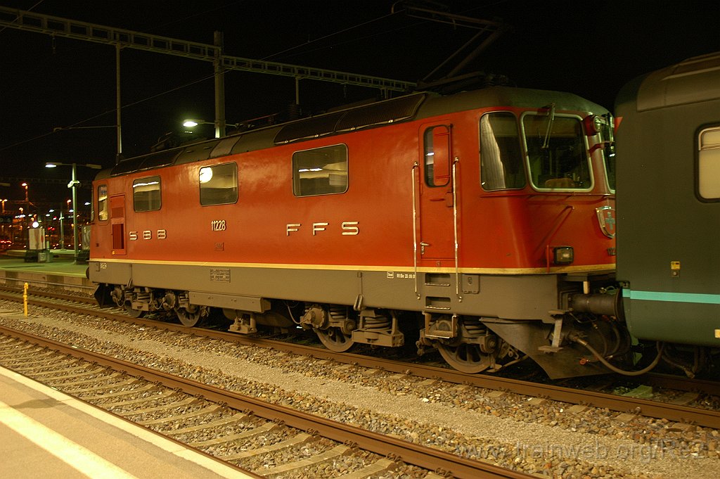 1997-0037-101010.jpg - SBB-CFF Re 4/4'' 11228 / Zürich HB 10.10.2010