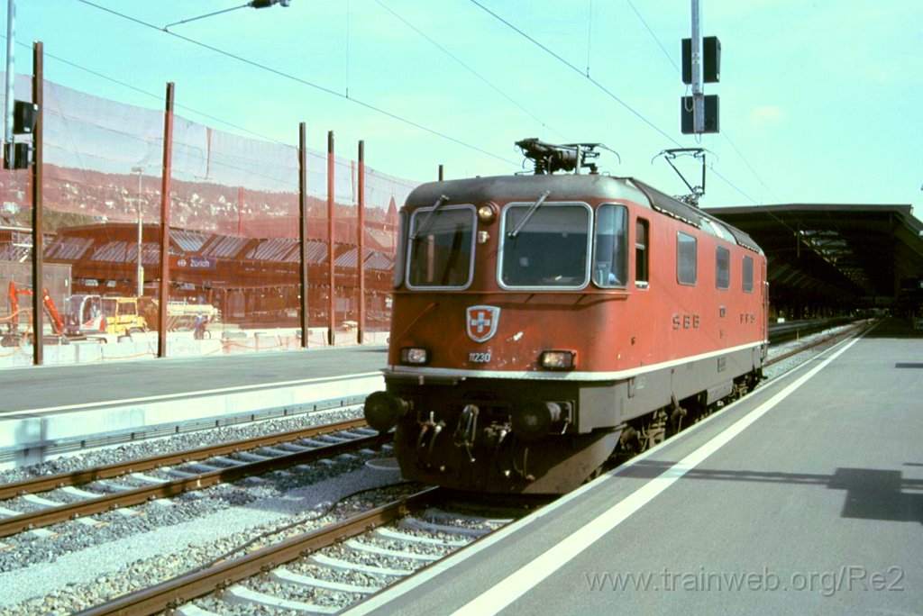 0992-0010.jpg - SBB-CFF Re 4/4'' 11230 / Zürich HB 11.9.2004