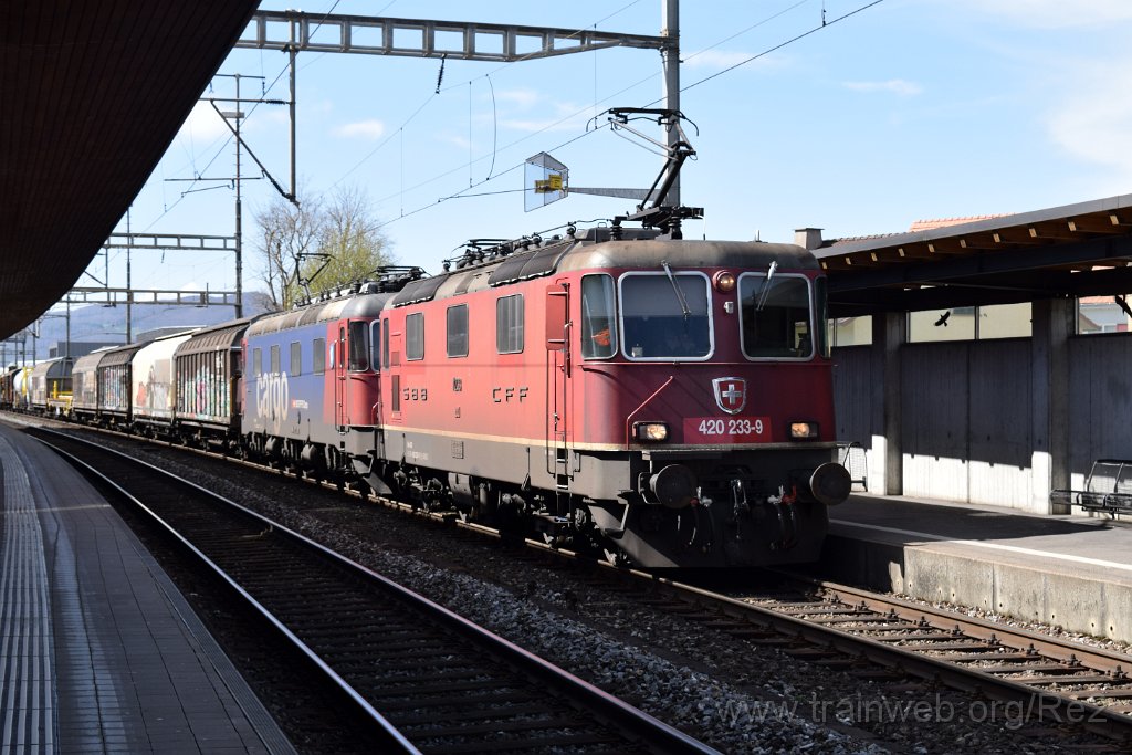 4894-0038-120418.jpg - SBBC Re 4/4'' 11233 (Re 420.233-9)  (Re 91 85 4 420 233-9 CH-SBBC) + SBBC Re 620.047-1 ''Bex'' (Re 91 85 4 620 047-1 CH-SBBC) / Lenzburg 12.4.2018