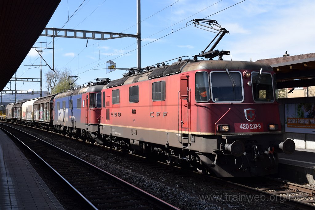 4894-0043-120418.jpg - SBBC Re 4/4'' 11233 (Re 420.233-9)  (Re 91 85 4 420 233-9 CH-SBBC) + SBBC Re 620.047-1 ''Bex'' (Re 91 85 4 620 047-1 CH-SBBC) / Lenzburg 12.4.2018