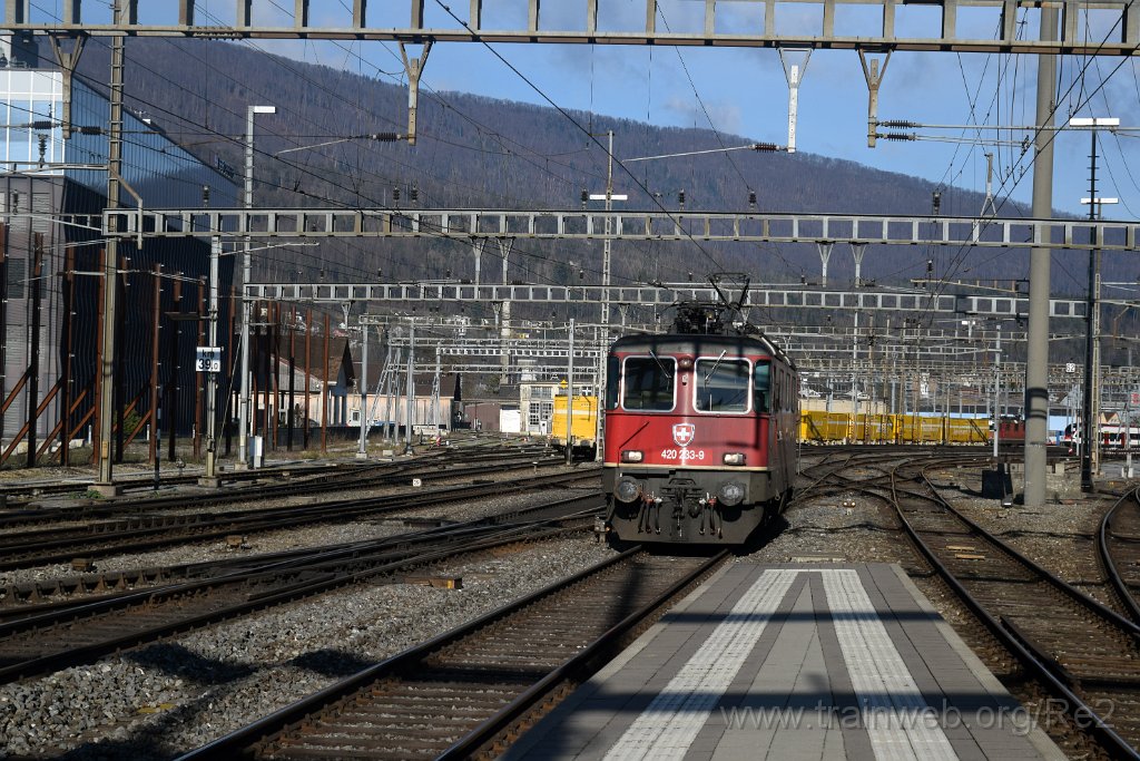5263-0043-040119.jpg - SBBC Re 4/4'' 11233 (Re 420.233-9)  (Re 91 85 4 420 233-9 CH-SBBC) / Olten 4.1.2019