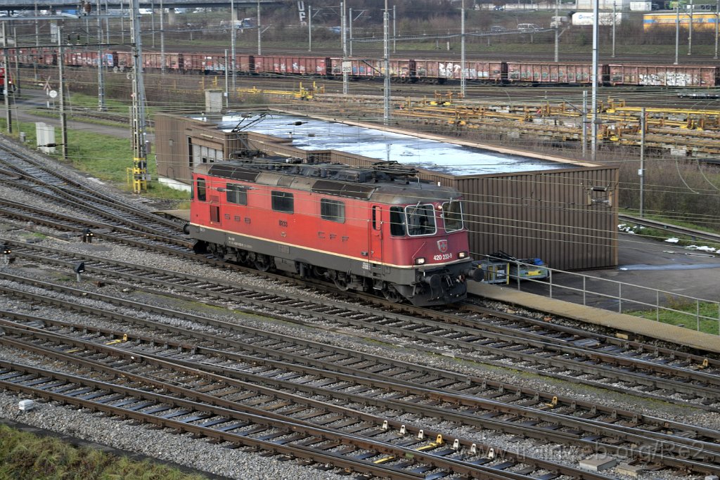 8330-0037-201222.jpg - SBBC Re 4/4'' 11233 (Re 420.233-9)  (Re 91 85 4 420 233-9 CH-SBBC) / RB Limmattal (Brücke Sandäckerstrasse) 20.12.2022