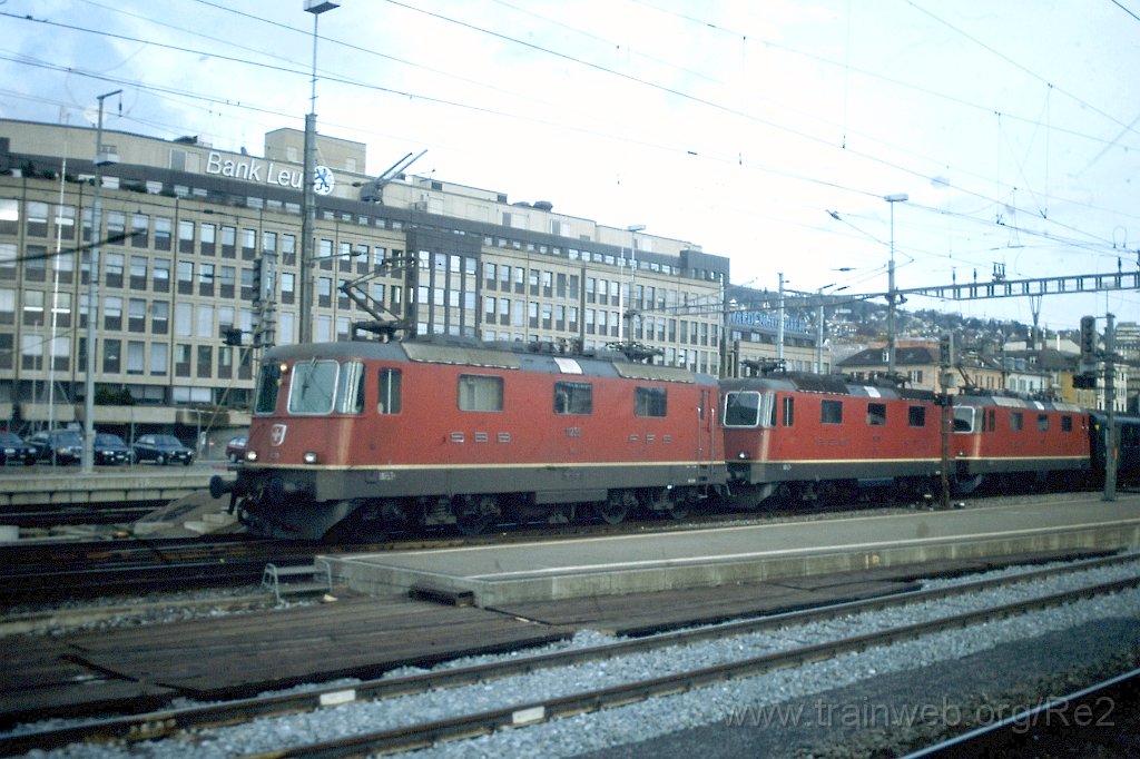 0696-0027.jpg - SBB-CFF Re 4/4'' 11331 + SBB-CFF Re 4/4'' 11235 + SBB-CFF Re 4/4'' 11236 / Zürich HB 29.11.1997